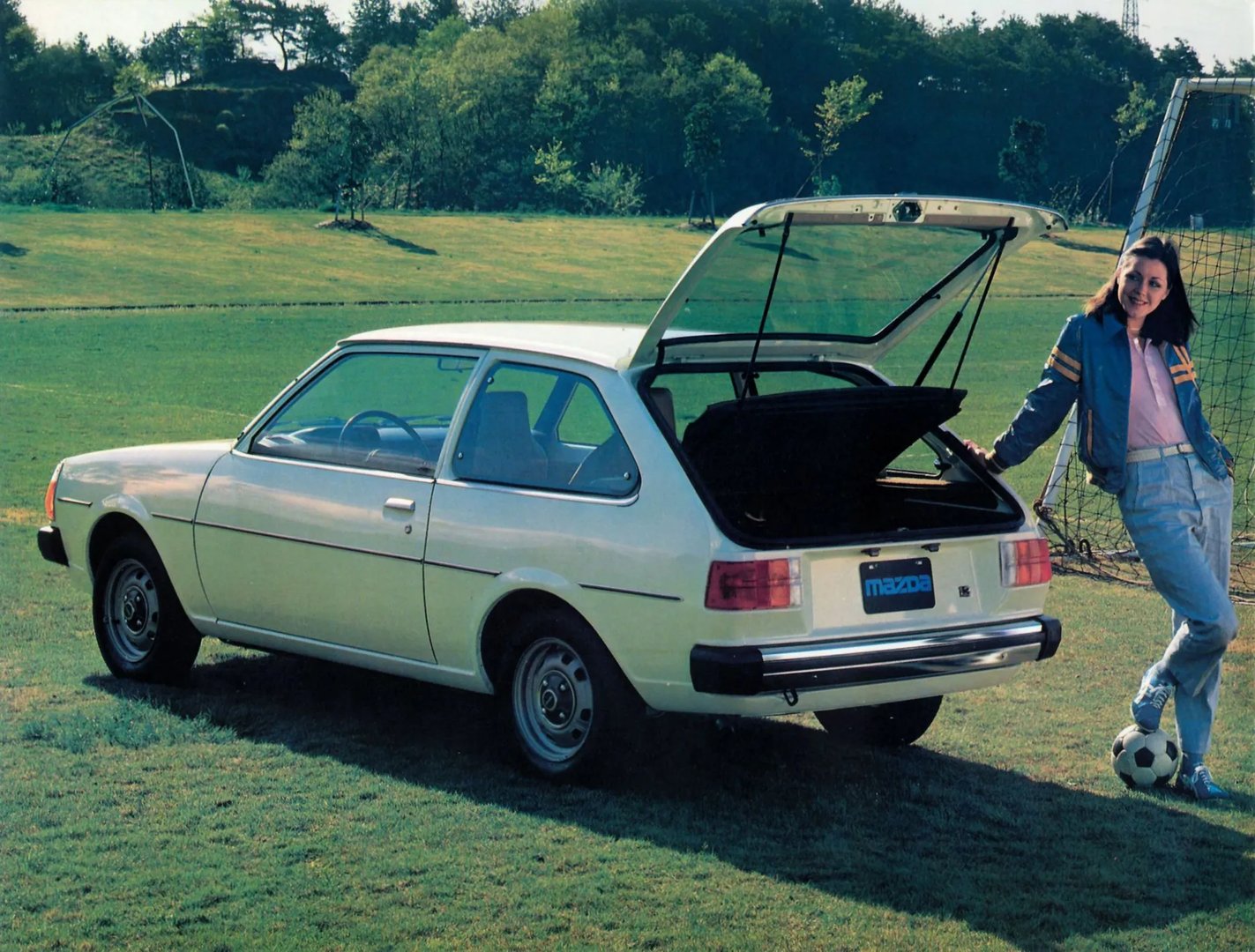 Mazda_323_Lantis_1_generation__Hatchback_3-door__4.jpg