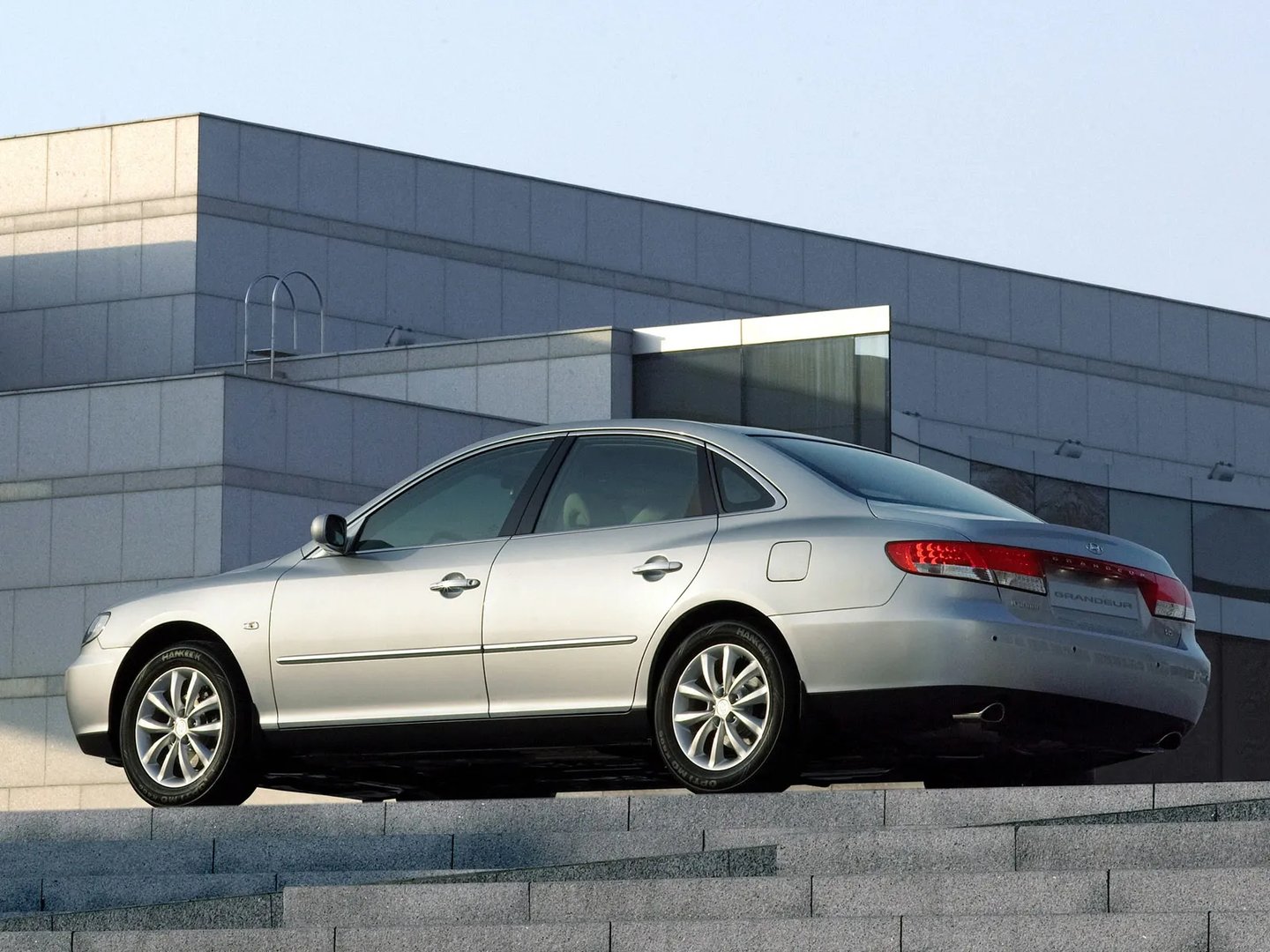 Hyundai_Grandeur_4_generation__Sedan__11.jpg