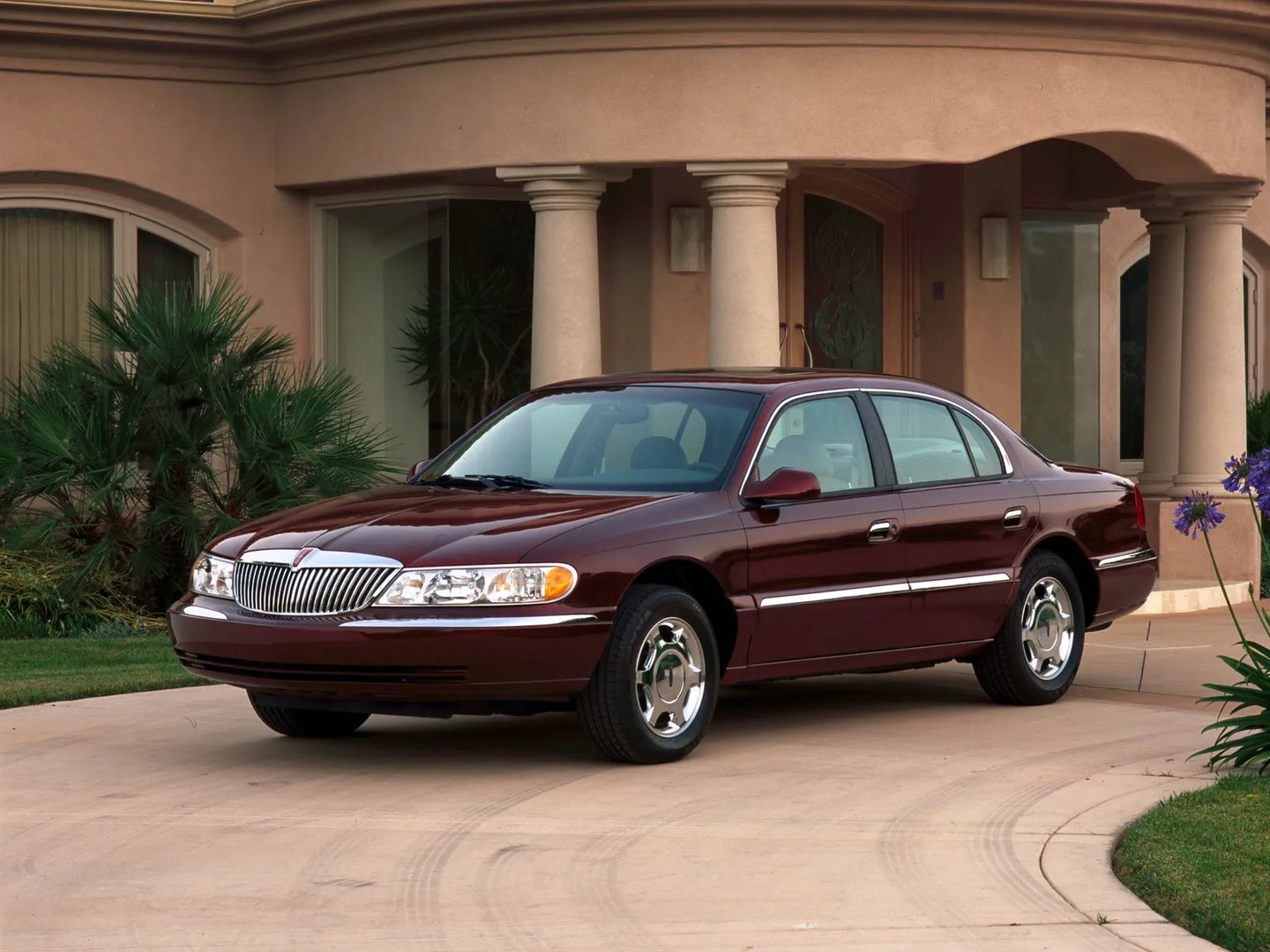 Lincoln_Continental_9_generation__Sedan__4.jpg