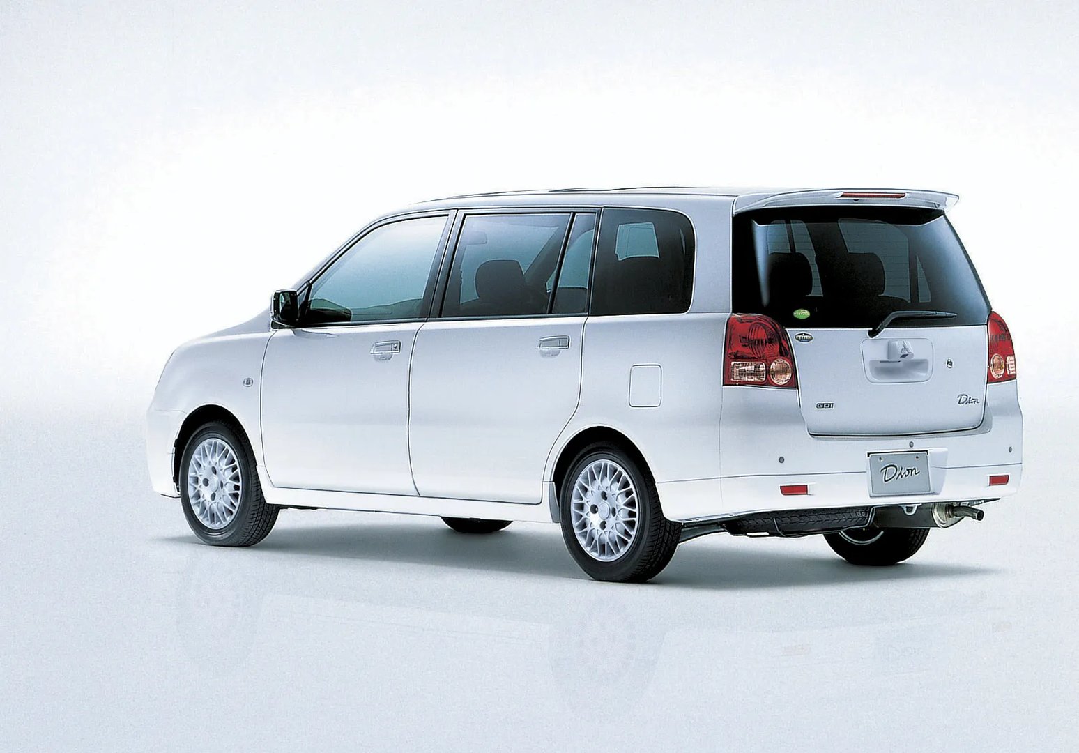Mitsubishi_Dion_1_generation_restyling__Compact_Van__3.jpg