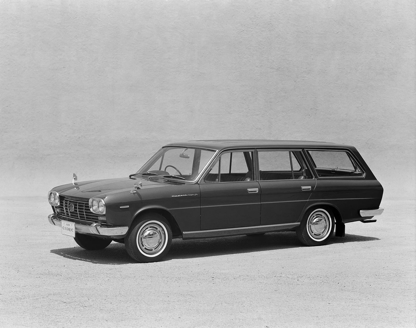 Nissan_Gloria_2_generation__Estate_5-door__1.jpg