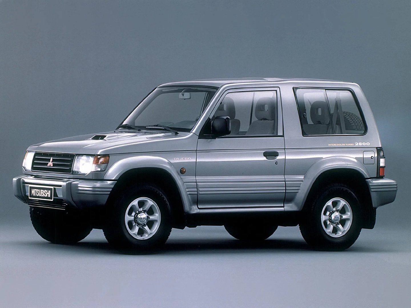 Mitsubishi_Pajero_2_generation__SUV_3-doors__6.jpg