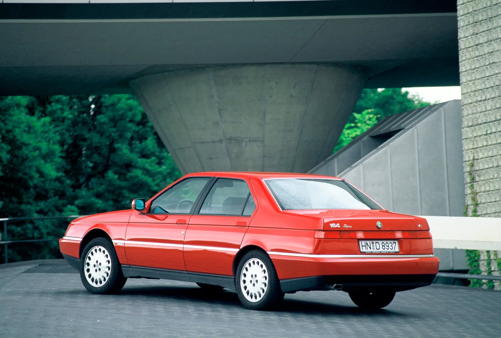 Alfa Romeo_164_1_generation_restyling__Sedan__12.jpg