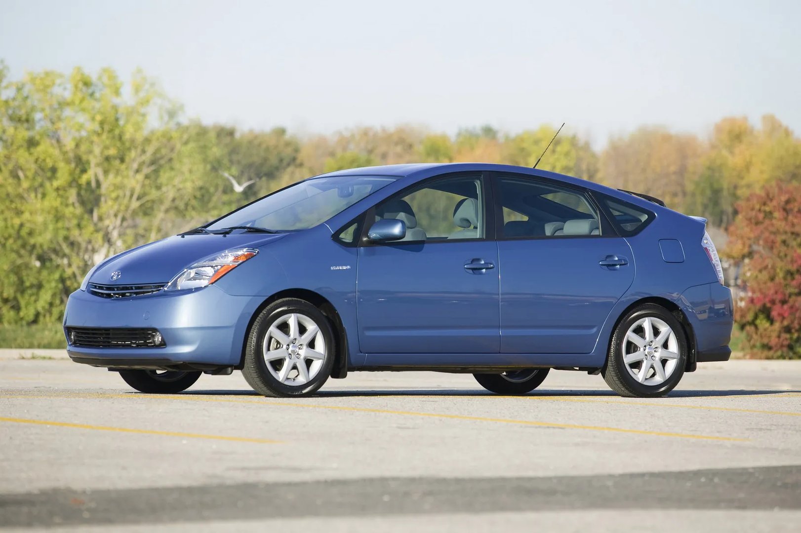 Toyota_Prius_2_generation__Liftback__12.jpg
