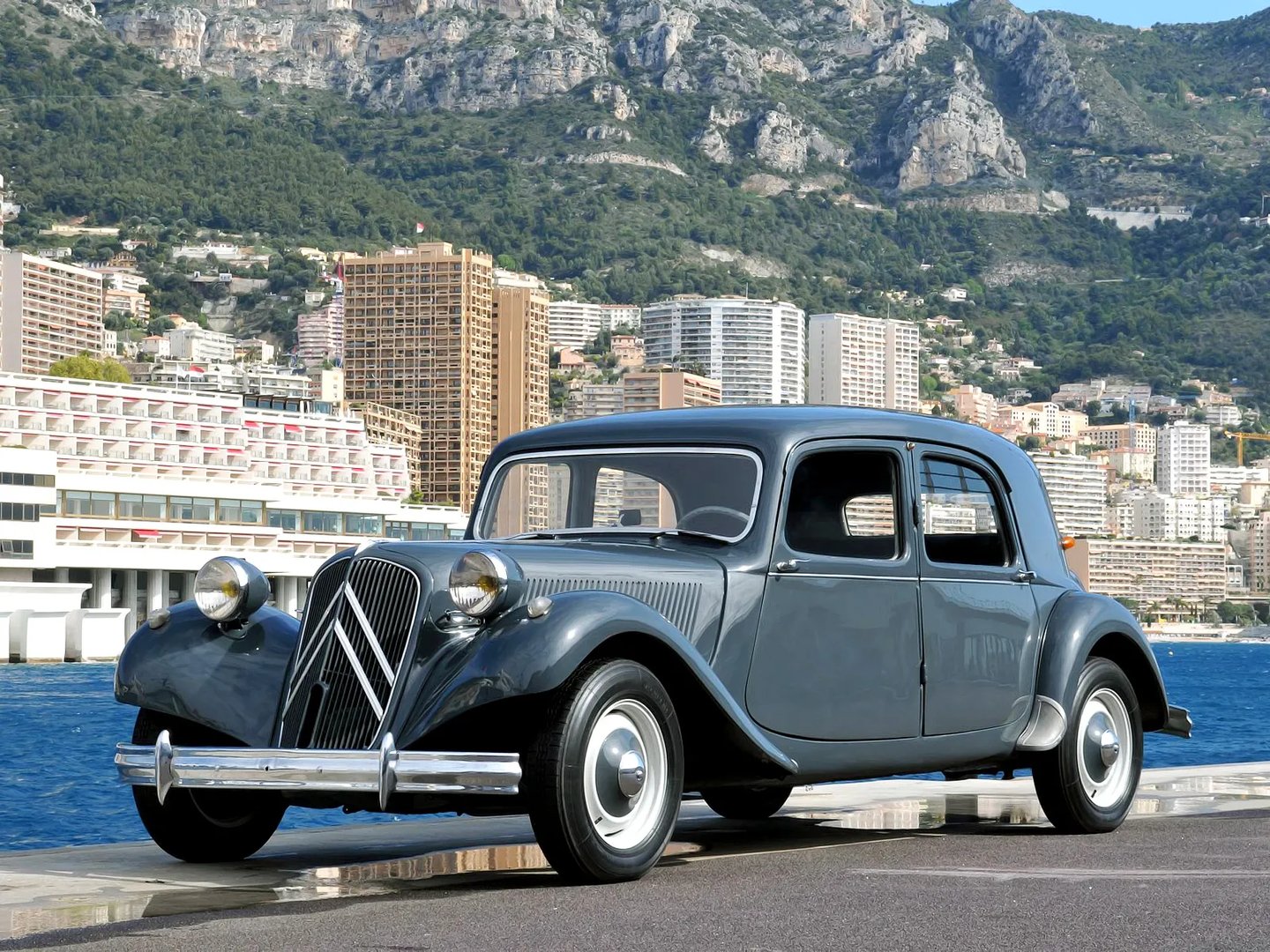 Citroen_Traction_Avant_1_generation__Sedan__3.jpg