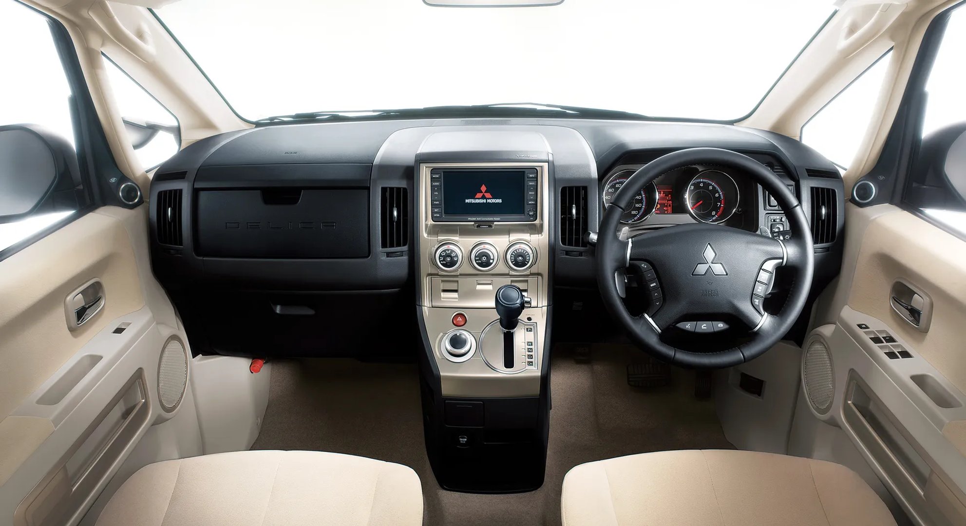 Mitsubishi_Delica_5_generation__Minivan__12.jpg
