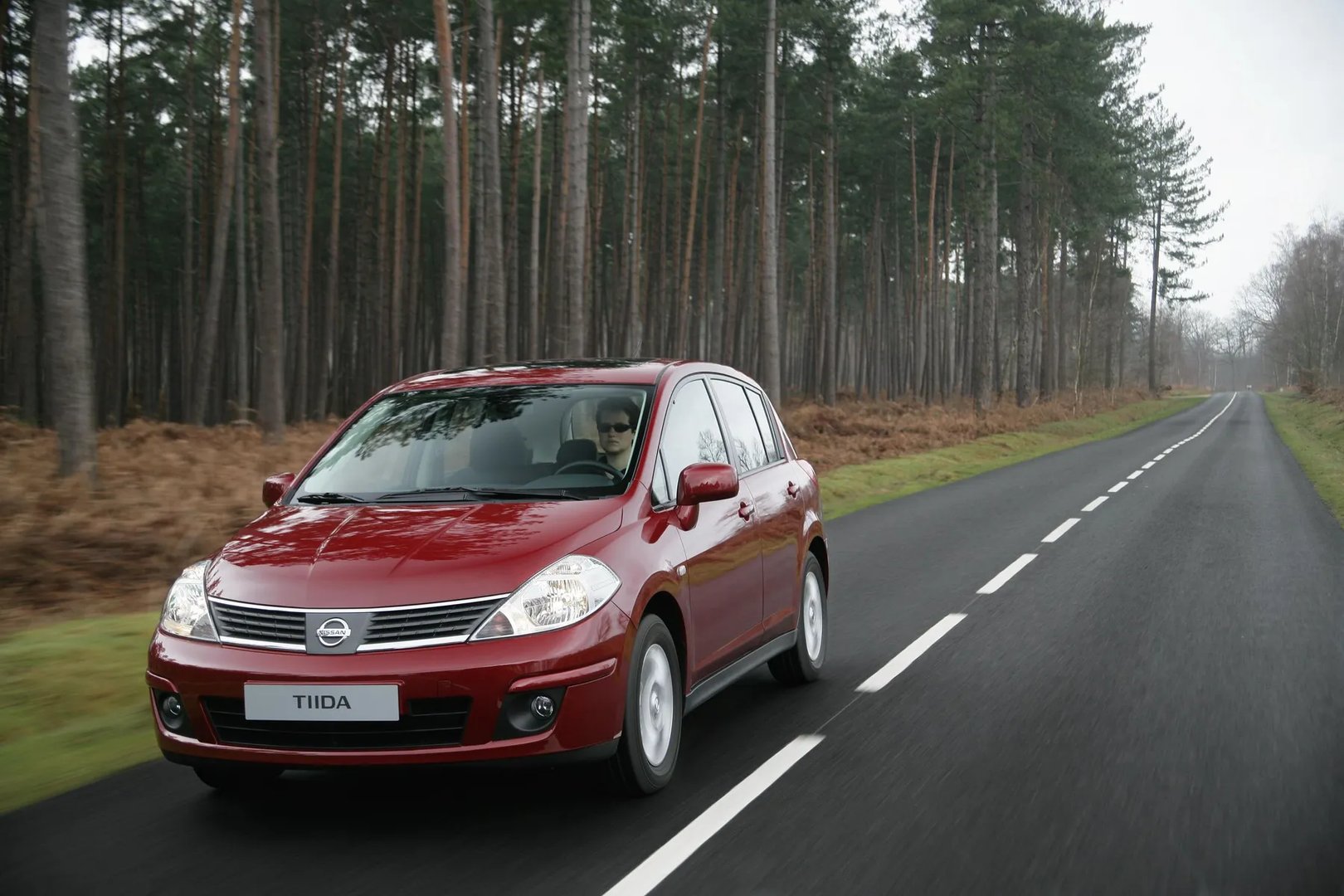 Nissan_Tiida_1_generation__Hatchback_5-door__4.jpg