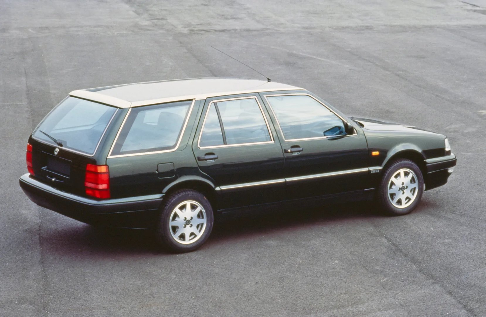 Lancia_Thema_1_generation__Estate_5-door__6.jpg