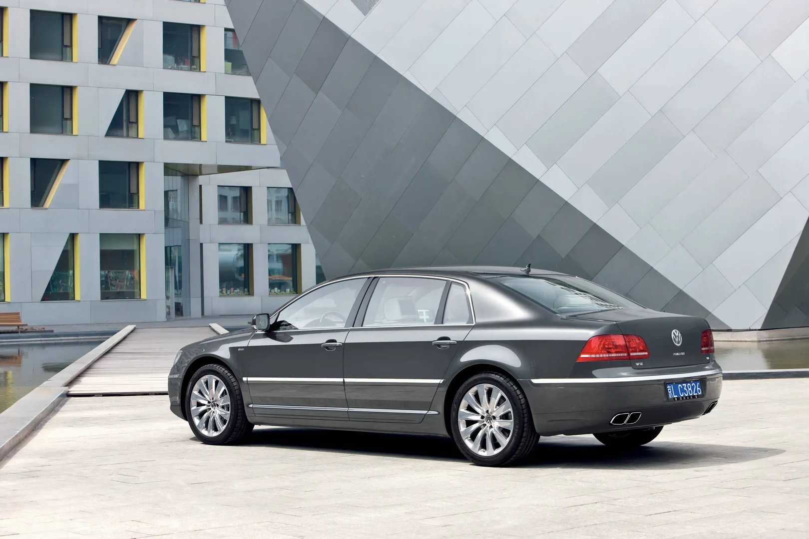 Volkswagen_Phaeton_1_generation_restyling_2__Sedan__11.jpg