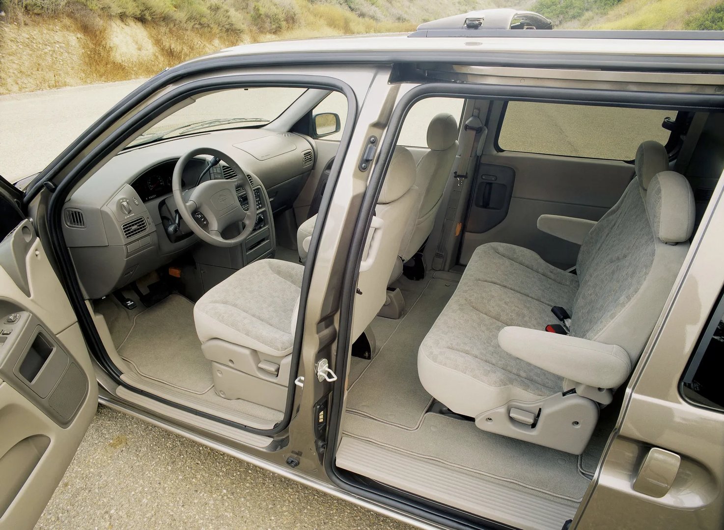 Nissan_Quest_2_generation__Minivan__8.jpg