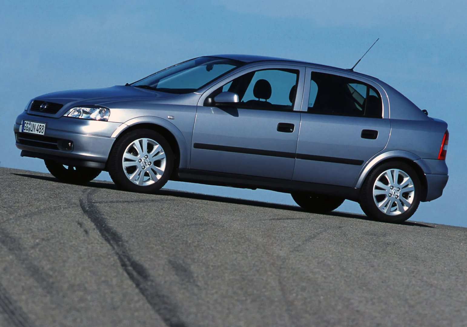 Opel_Astra_2_generation__Hatchback_5-door__9.jpg