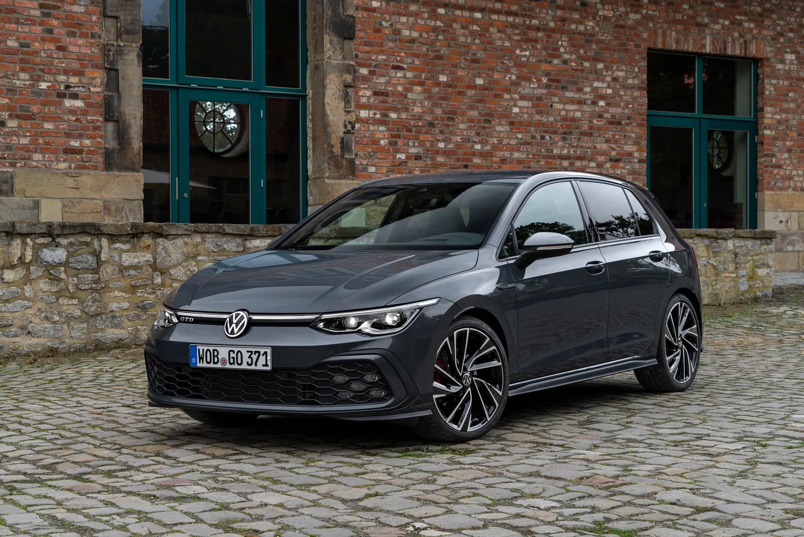 Volkswagen_Golf_8_generation__Hatchback_5-door__4.jpg