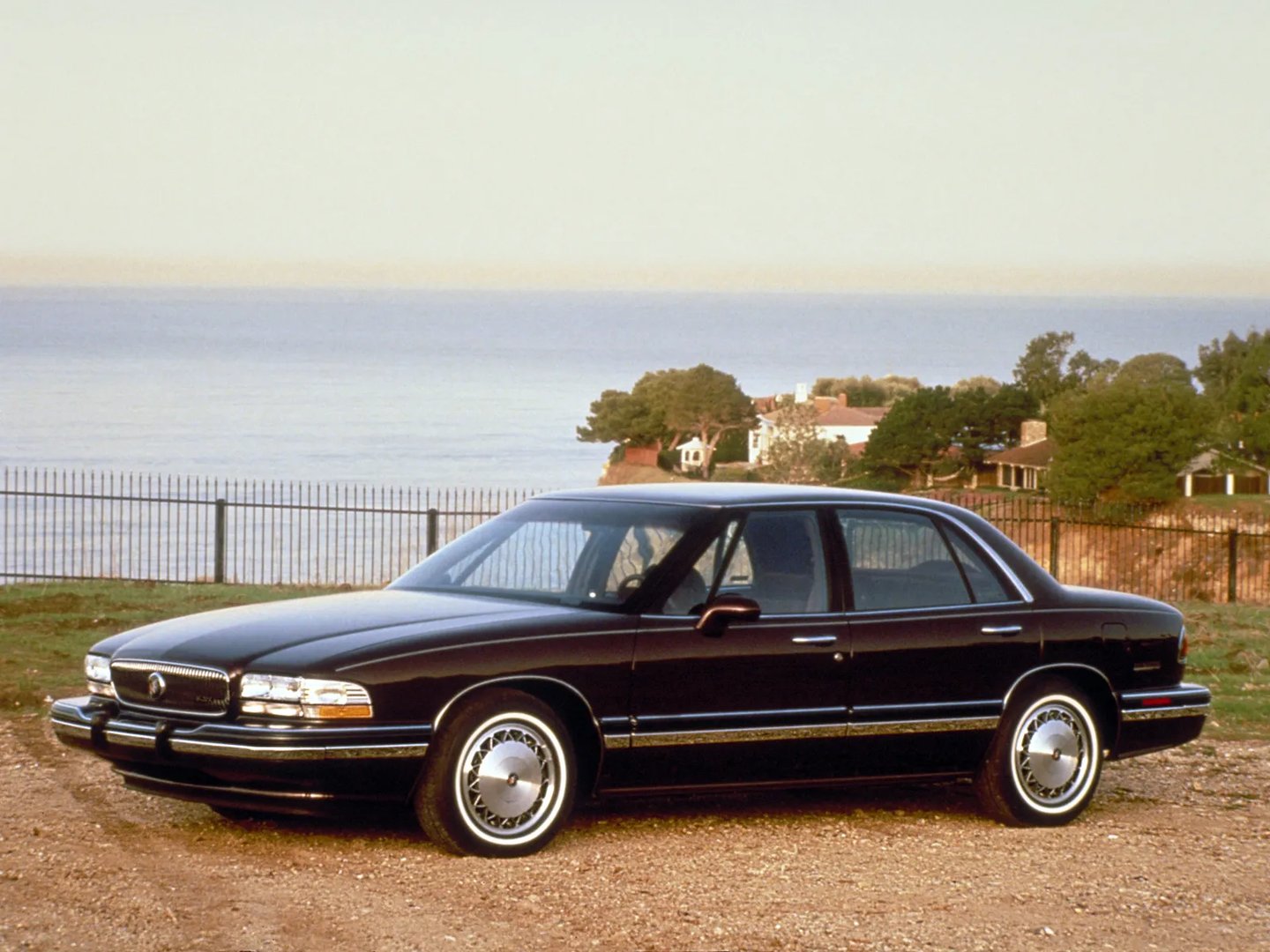 Buick_LeSabre_7_generation__Sedan__11.jpg