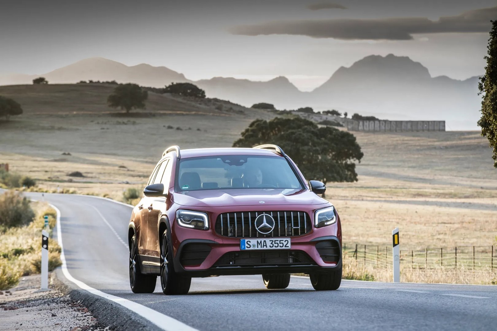 Mercedes_GLB_AMG_1_generation__SUV_5-doors__1.jpg
