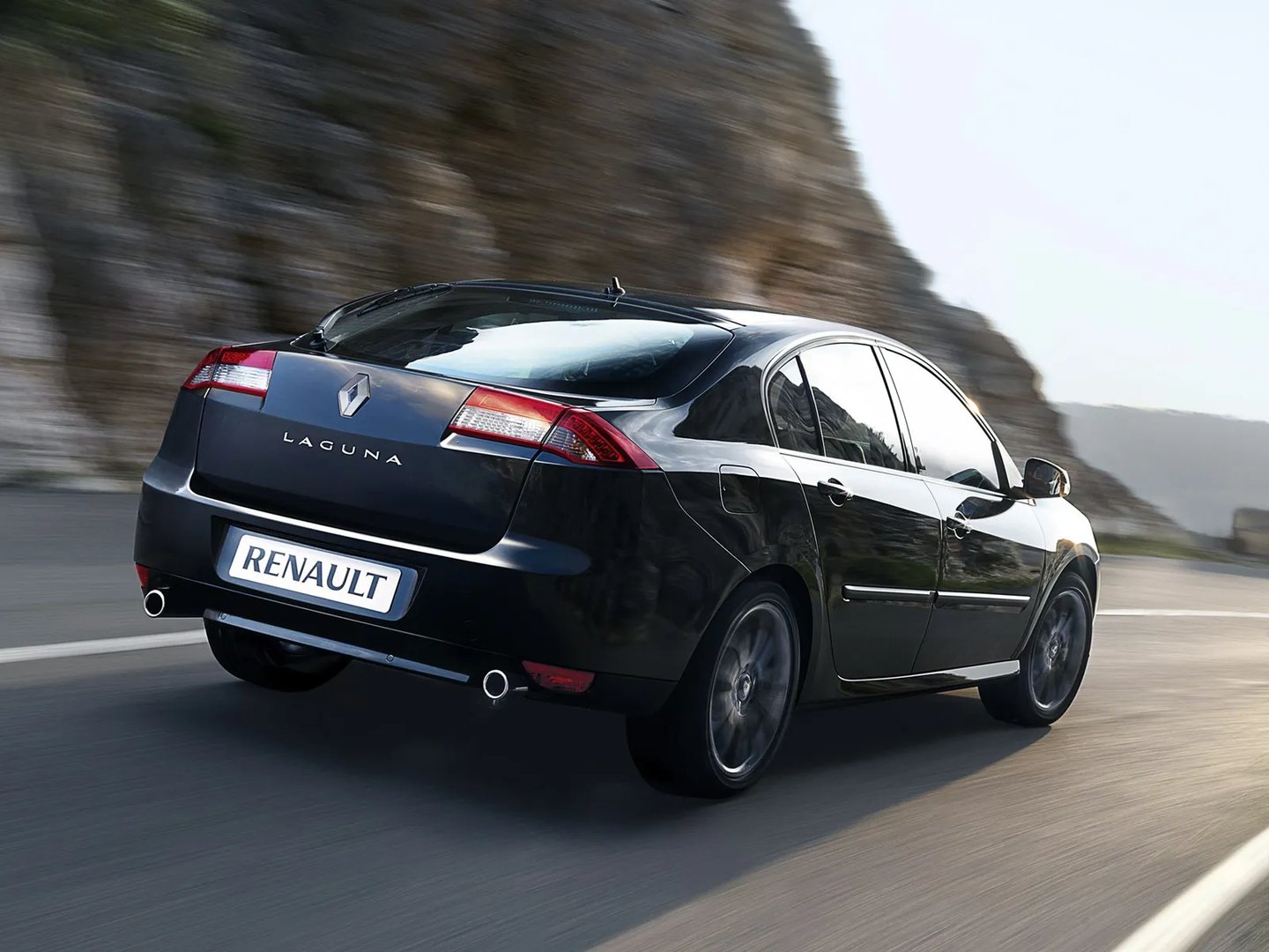 Renault_Laguna_3_generation_restyling__Liftback__5.jpg