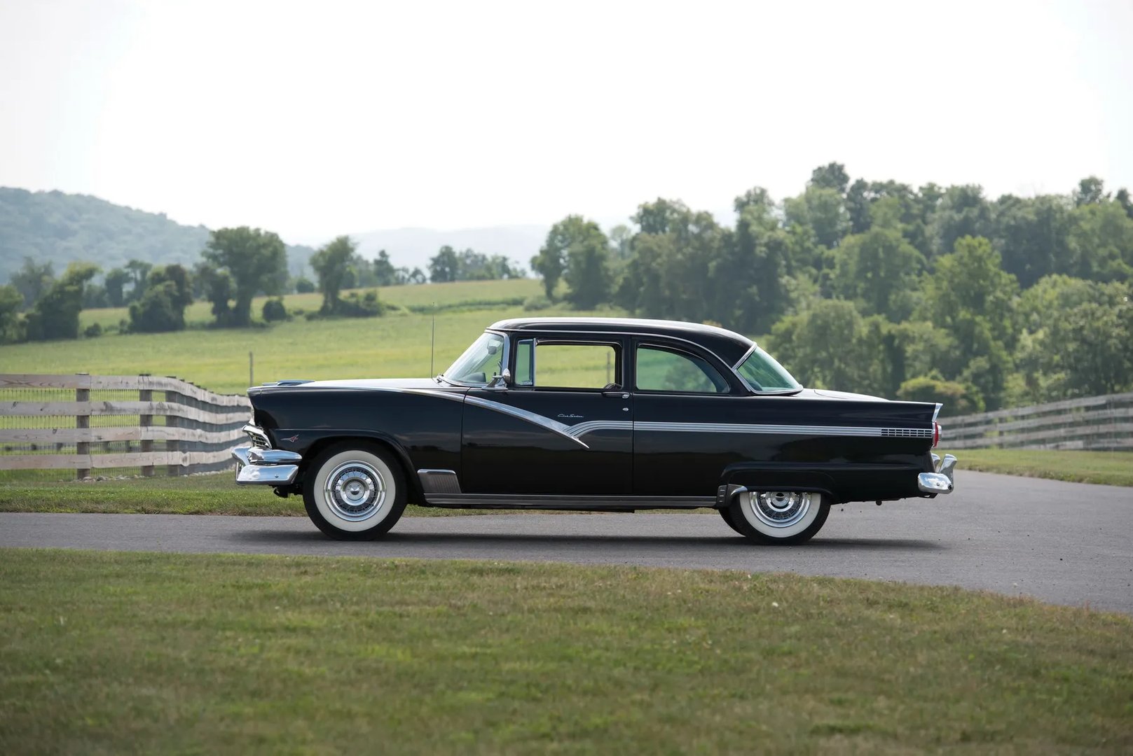 Ford_Fairlane_1_generation__Sedan_2-doors__2.jpg
