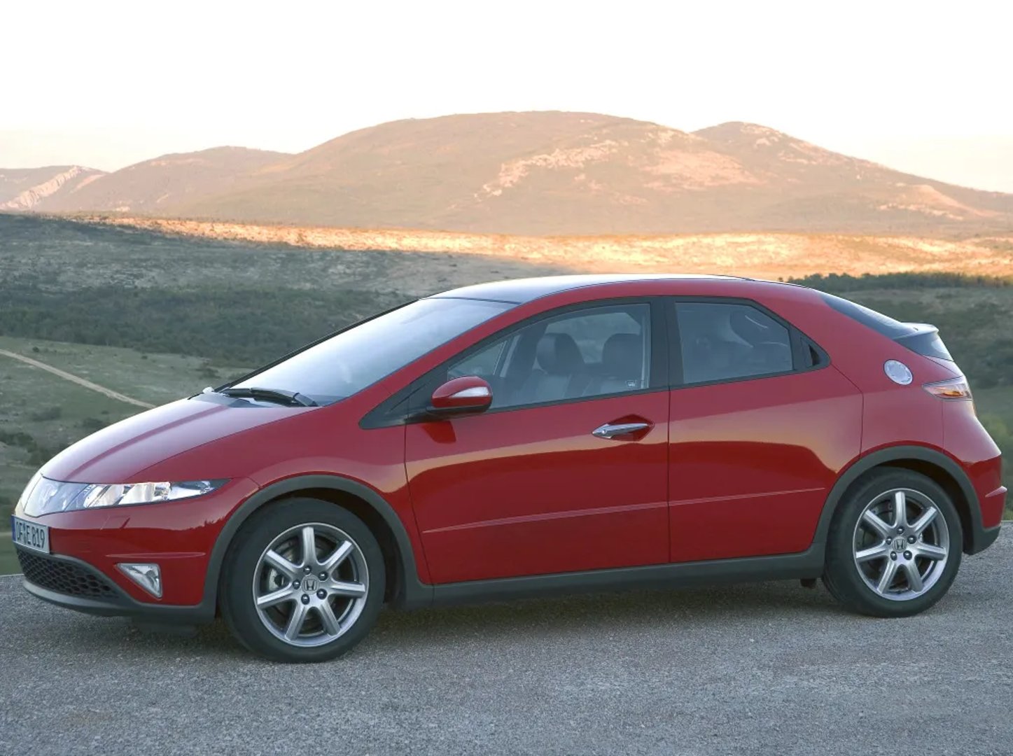 Honda_Civic_8_generation__Hatchback_5-door__7.jpg