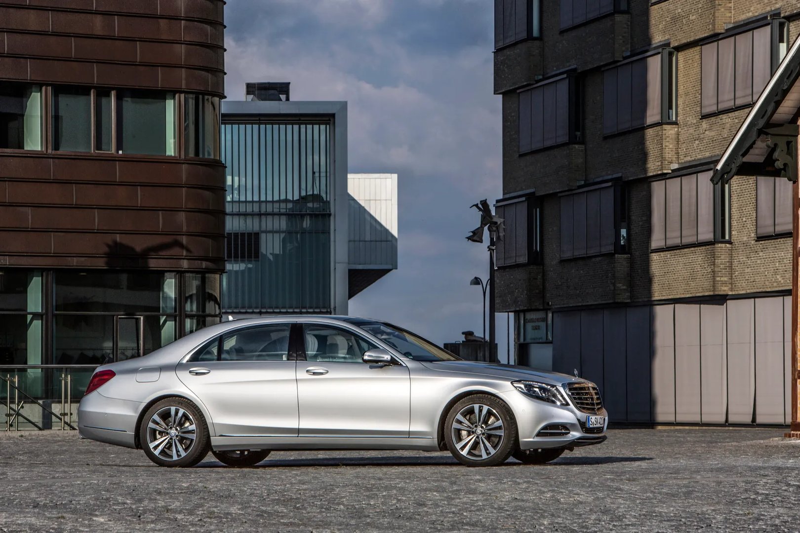 Mercedes_S-Class_6_generation__Sedan__6.jpg