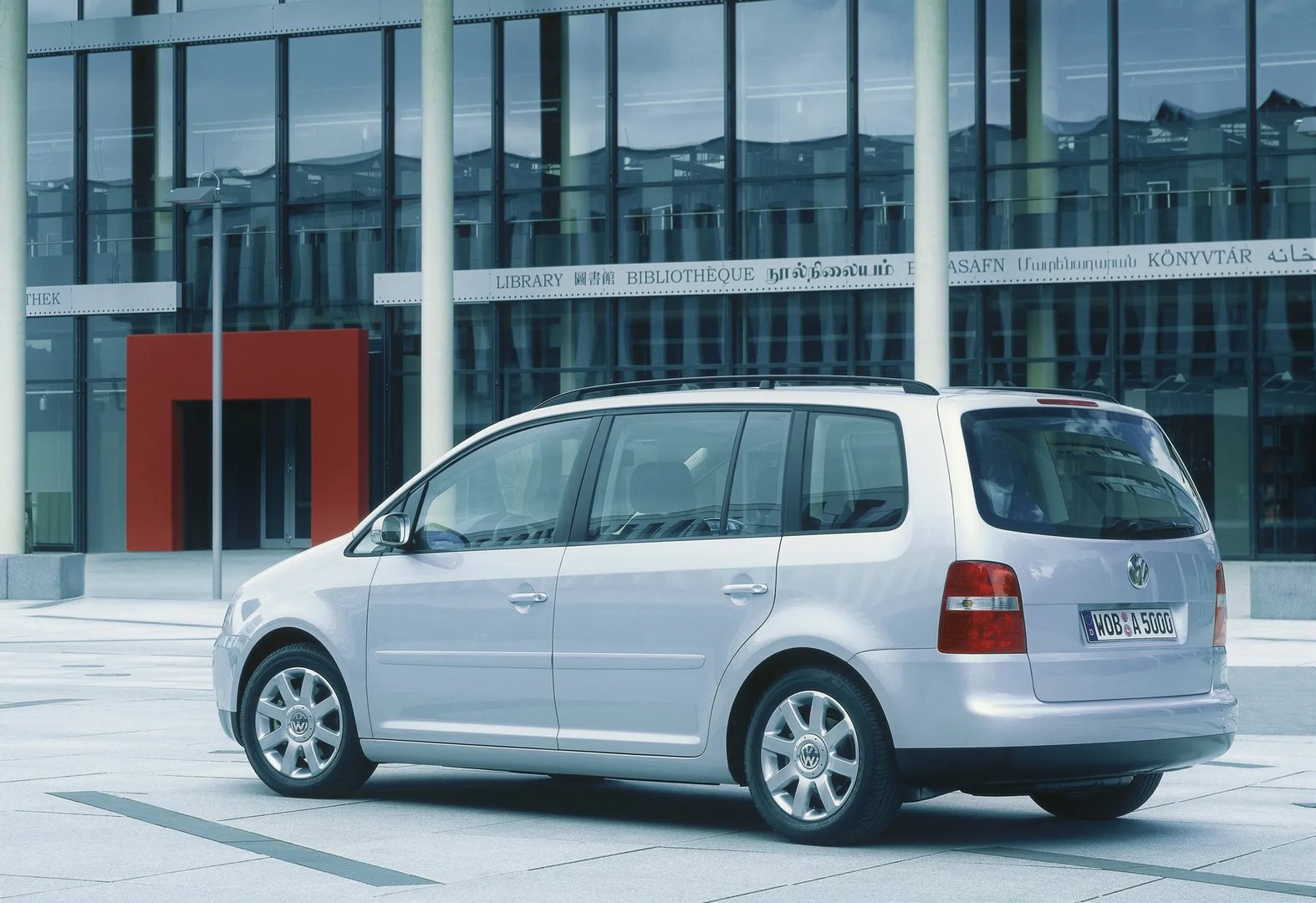 Volkswagen_Touran_1_generation__Compact_Van__5.jpg