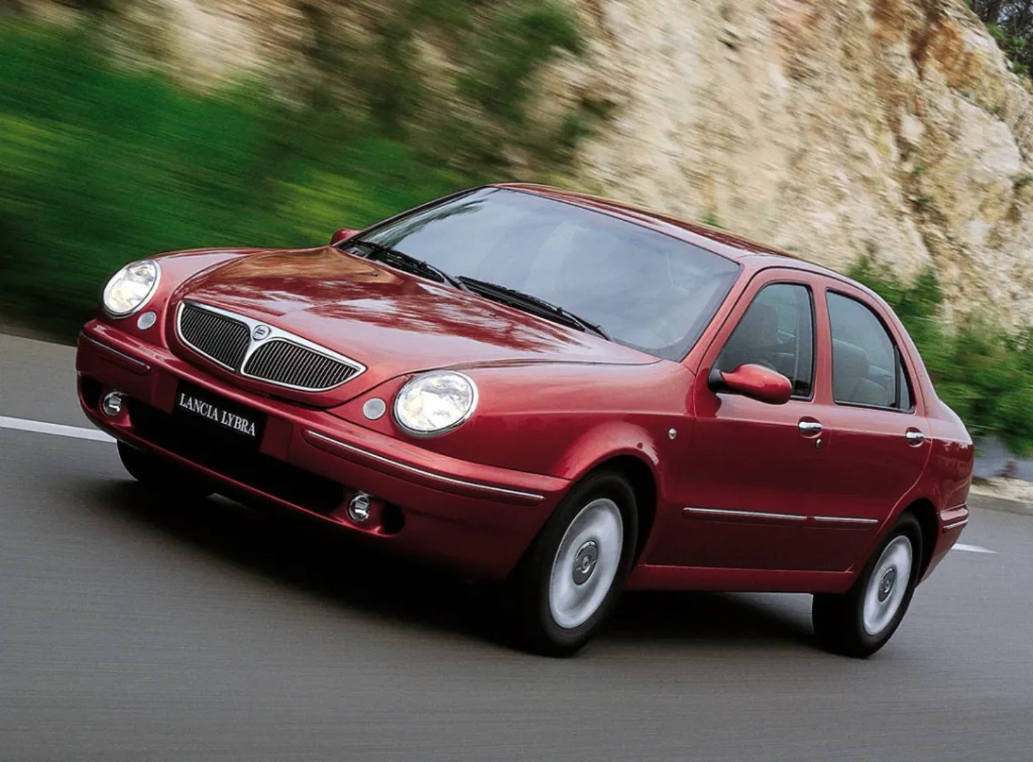 Lancia_Lybra_1_generation__Sedan__3.jpg