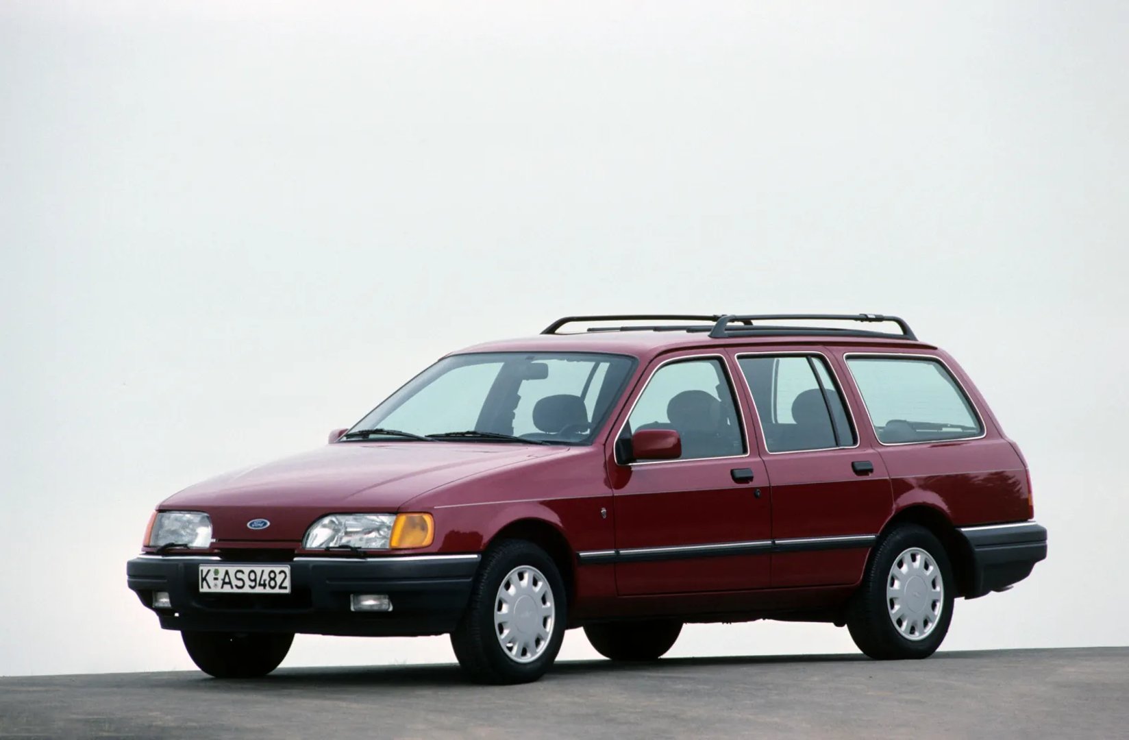 Ford_Sierra_1_generation_restyling__Estate_5-door__1.jpg
