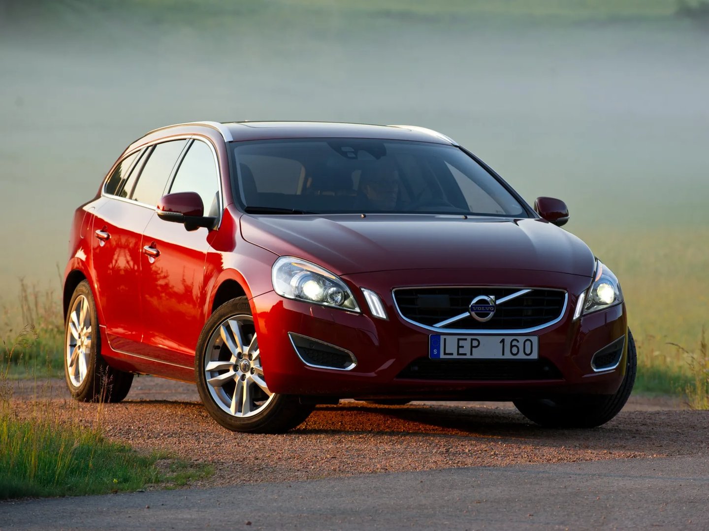 Volvo_V60_1_generation__Estate_5-door__8.jpg