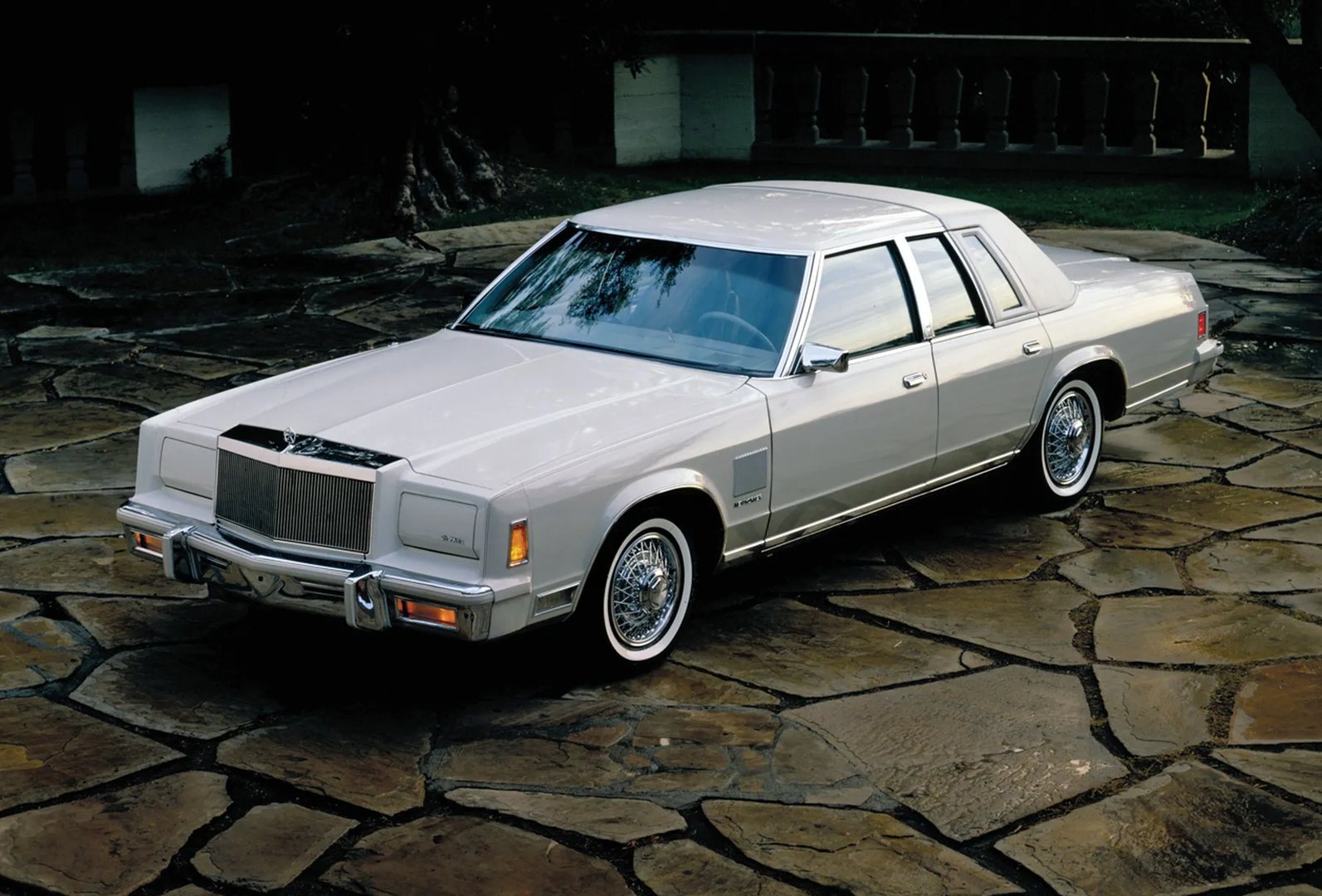Chrysler_New_Yorker_10_generation__Sedan__4.jpg