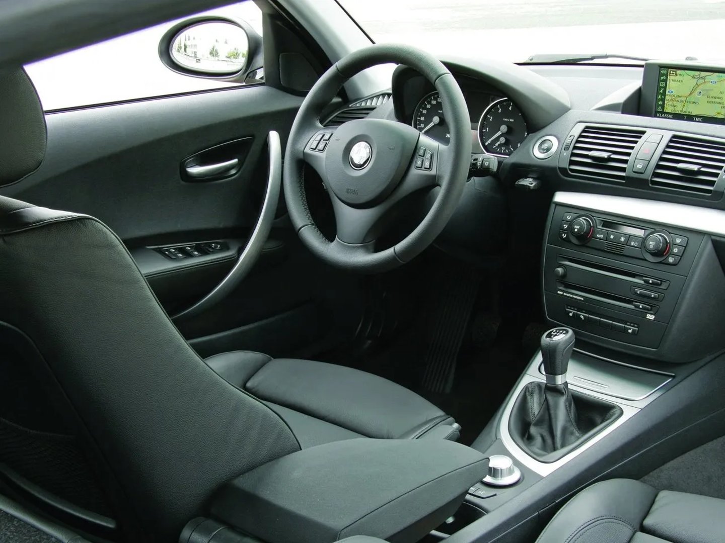BMW_1_series_1_generation__Hatchback_5-door__5.jpg