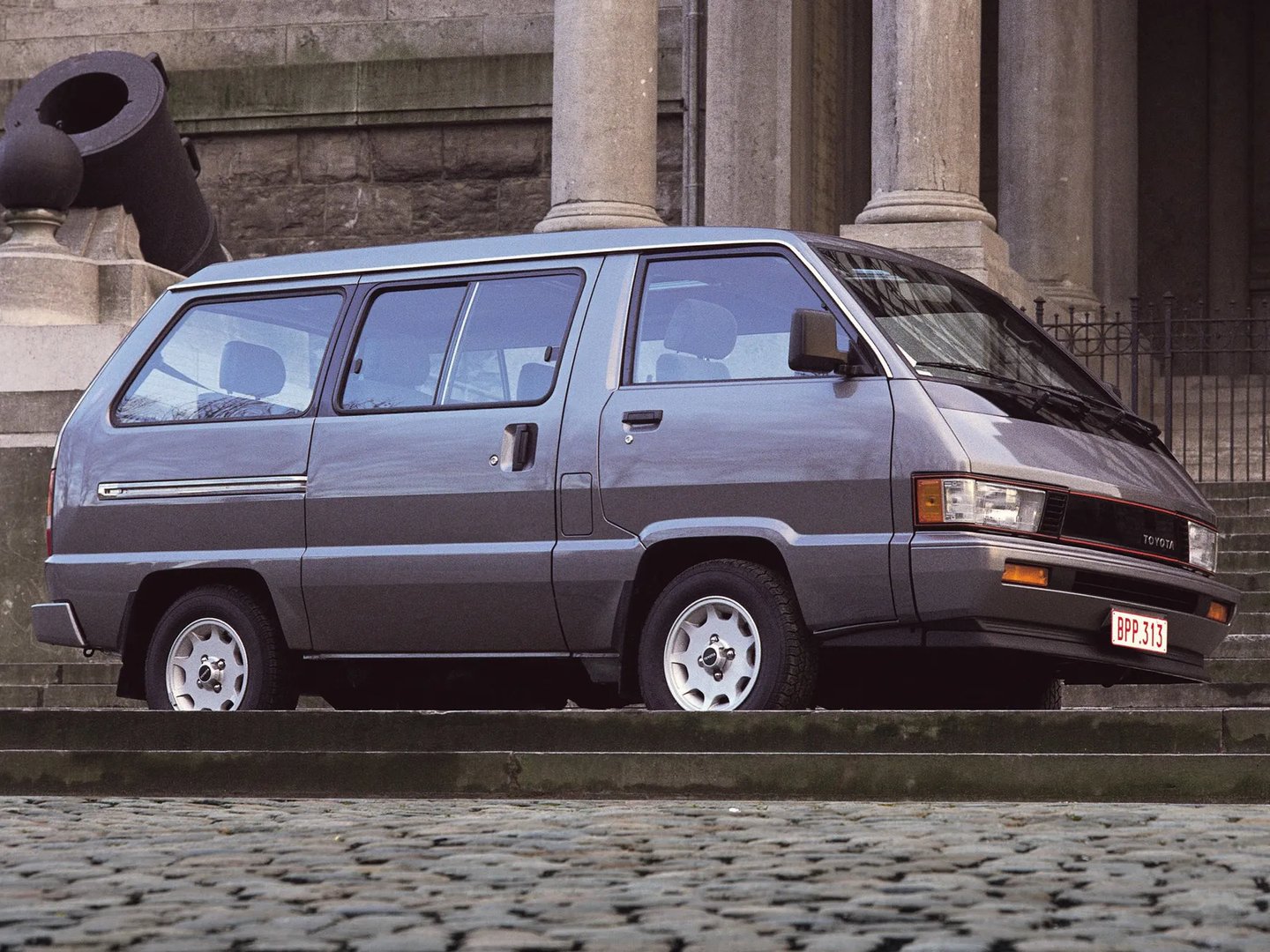 Toyota_Model_F_1_generation__Minivan__4.jpg
