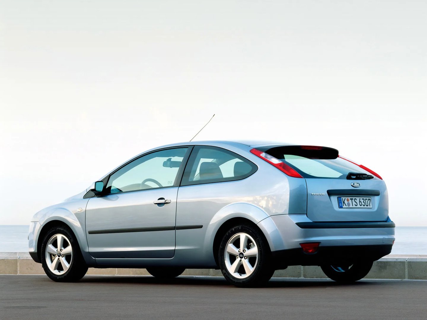 Ford_Focus_2_generation__Hatchback_3-door__7.jpg