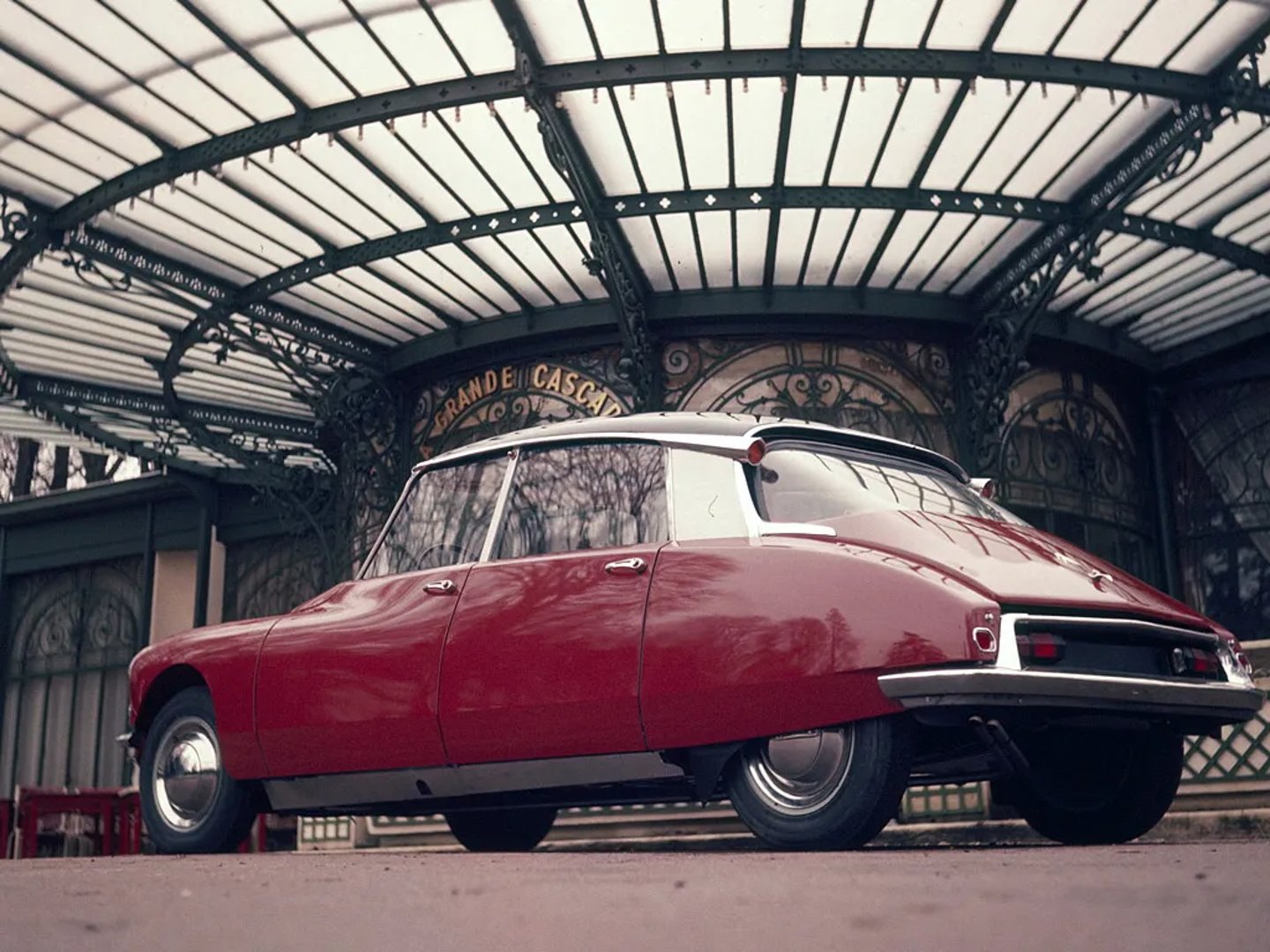 Citroen_DS_1_generation__Sedan__1.jpg