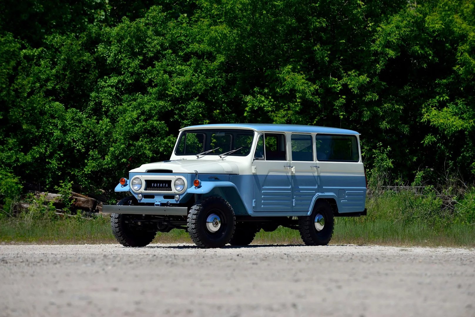 Toyota_LC_5_generation__SUV_5-doors__2.jpg