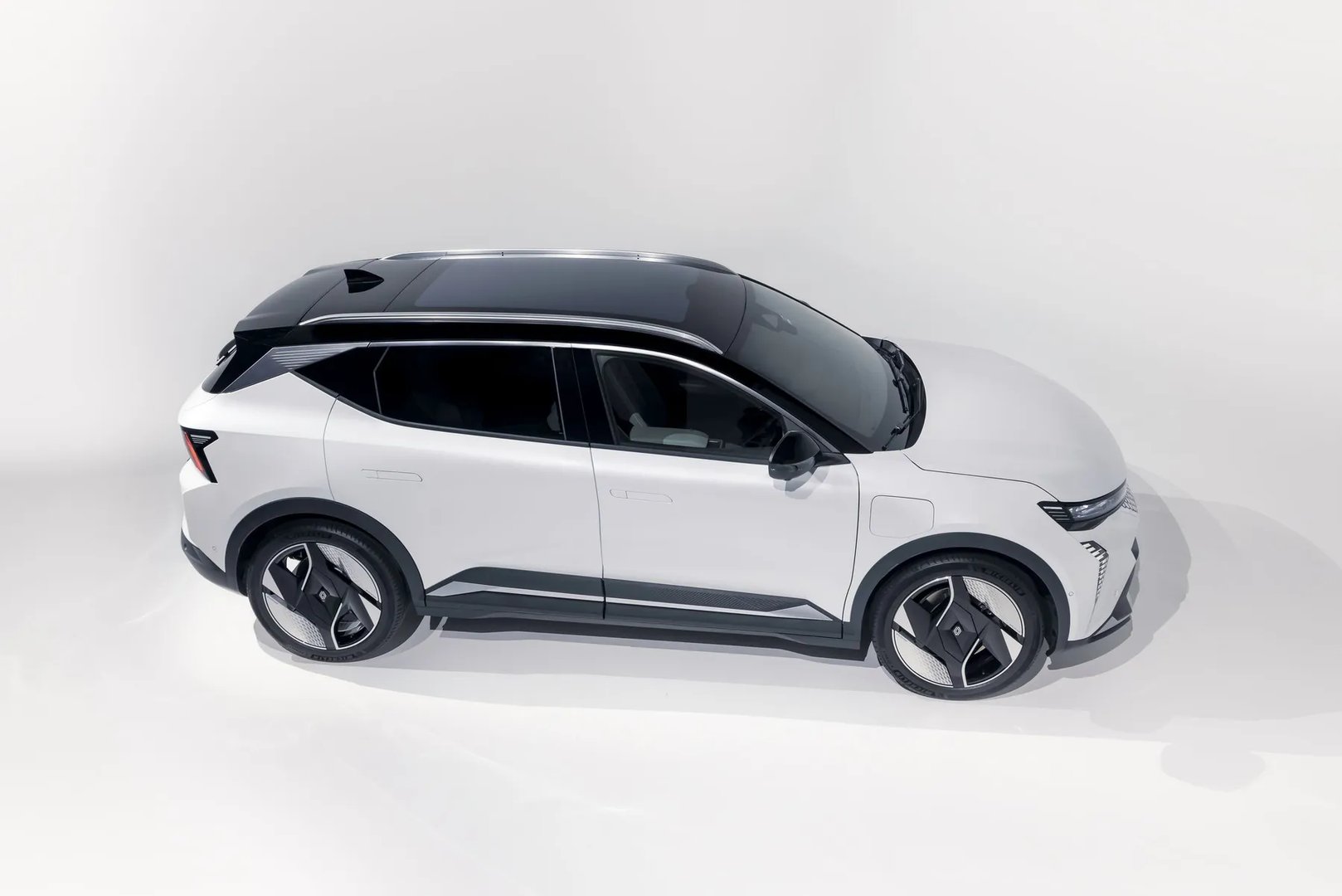 Renault_Scenic_E-Tech_1_generation__SUV_5-doors__9.jpg