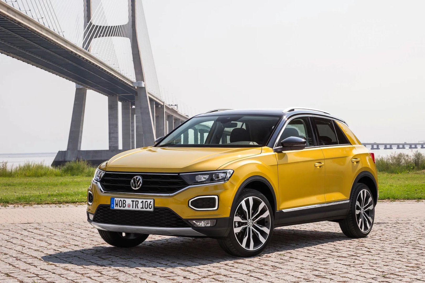 Volkswagen_T-Roc_1_generation__SUV_5-doors__3.jpg