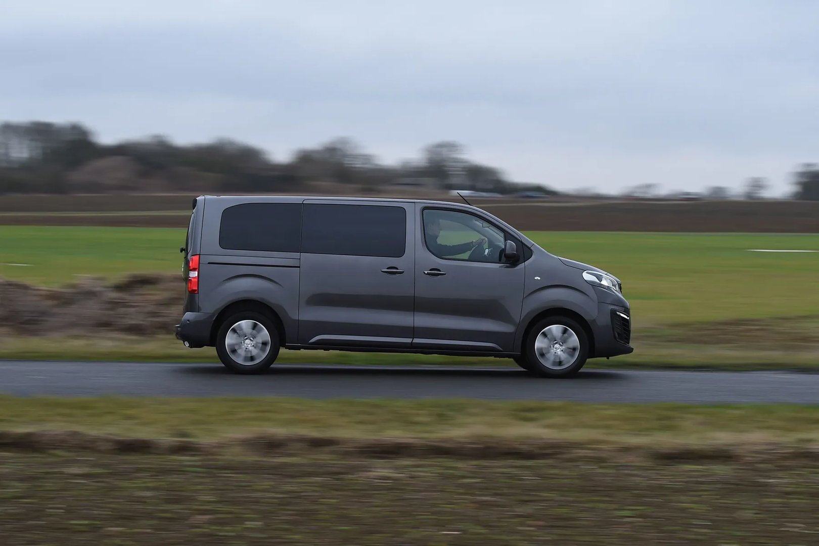 Peugeot_Traveller_1_generation__Minivan_Short__2.jpg