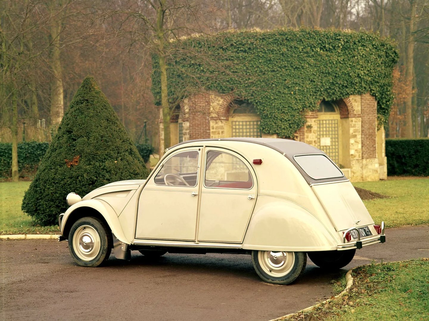 Citroen_2_CV_1_generation__Sedan__6.jpg