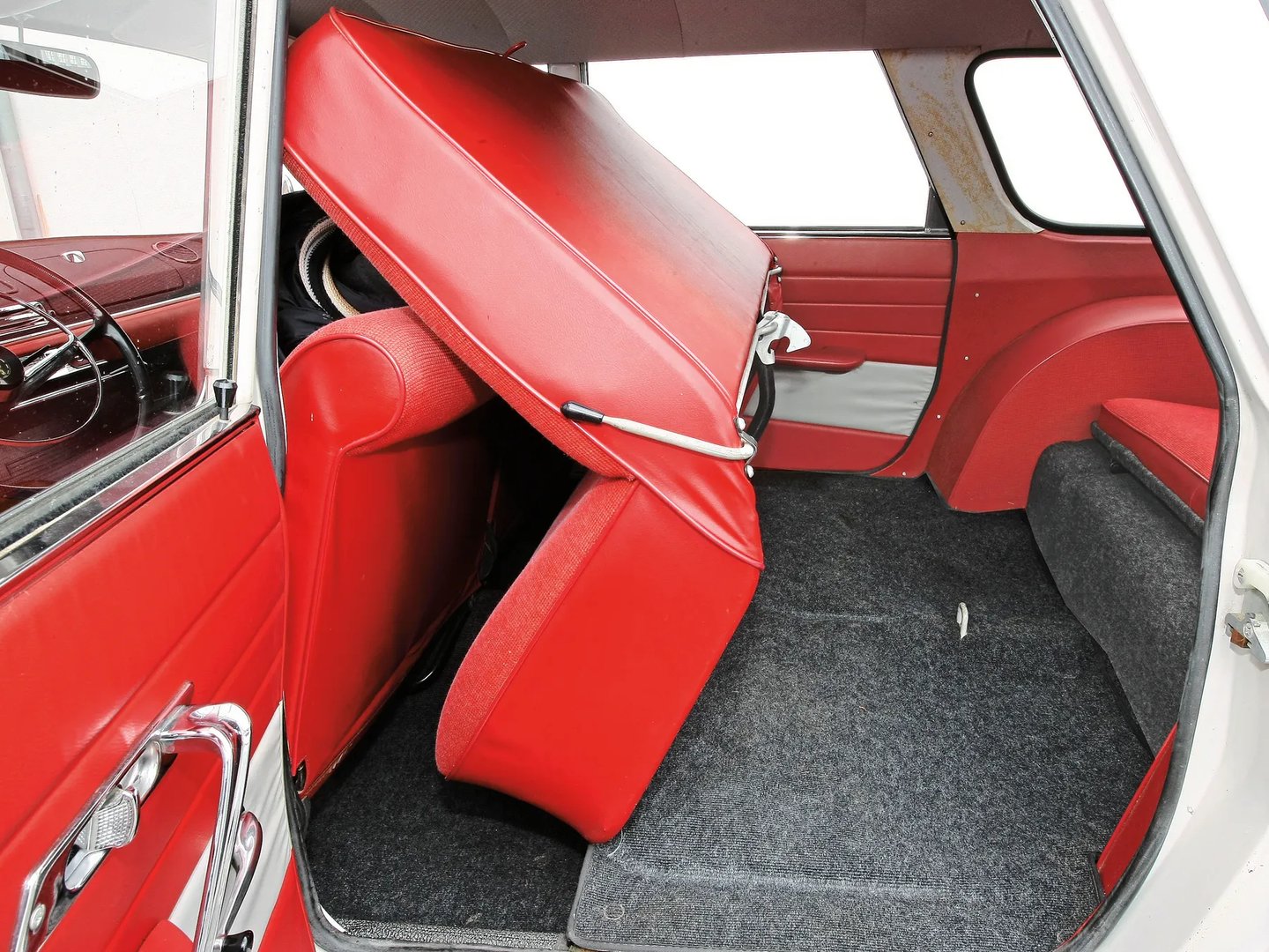 Peugeot_404_1_generation__Estate_5-door__8.jpg