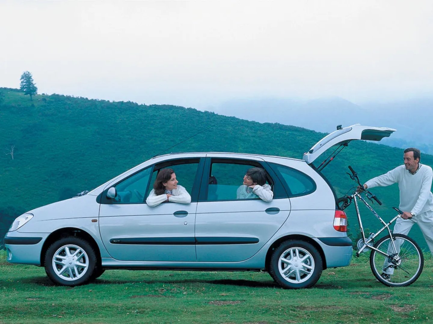 Renault_Scenic_1_generation_restyling__Compact_Van__10.jpg