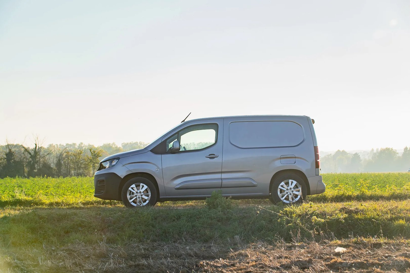 Peugeot_Partner_3_generation__Compact_Van__10.jpg