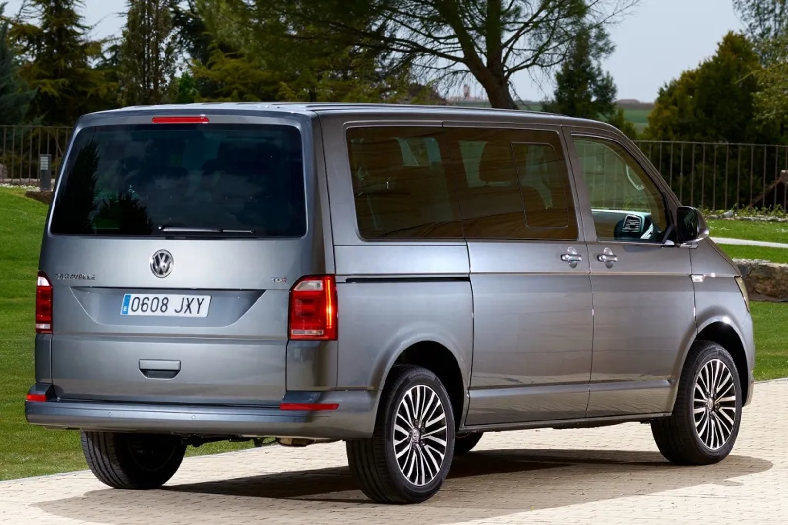 Volkswagen_Caravelle_6_generation__Minivan__2.jpg