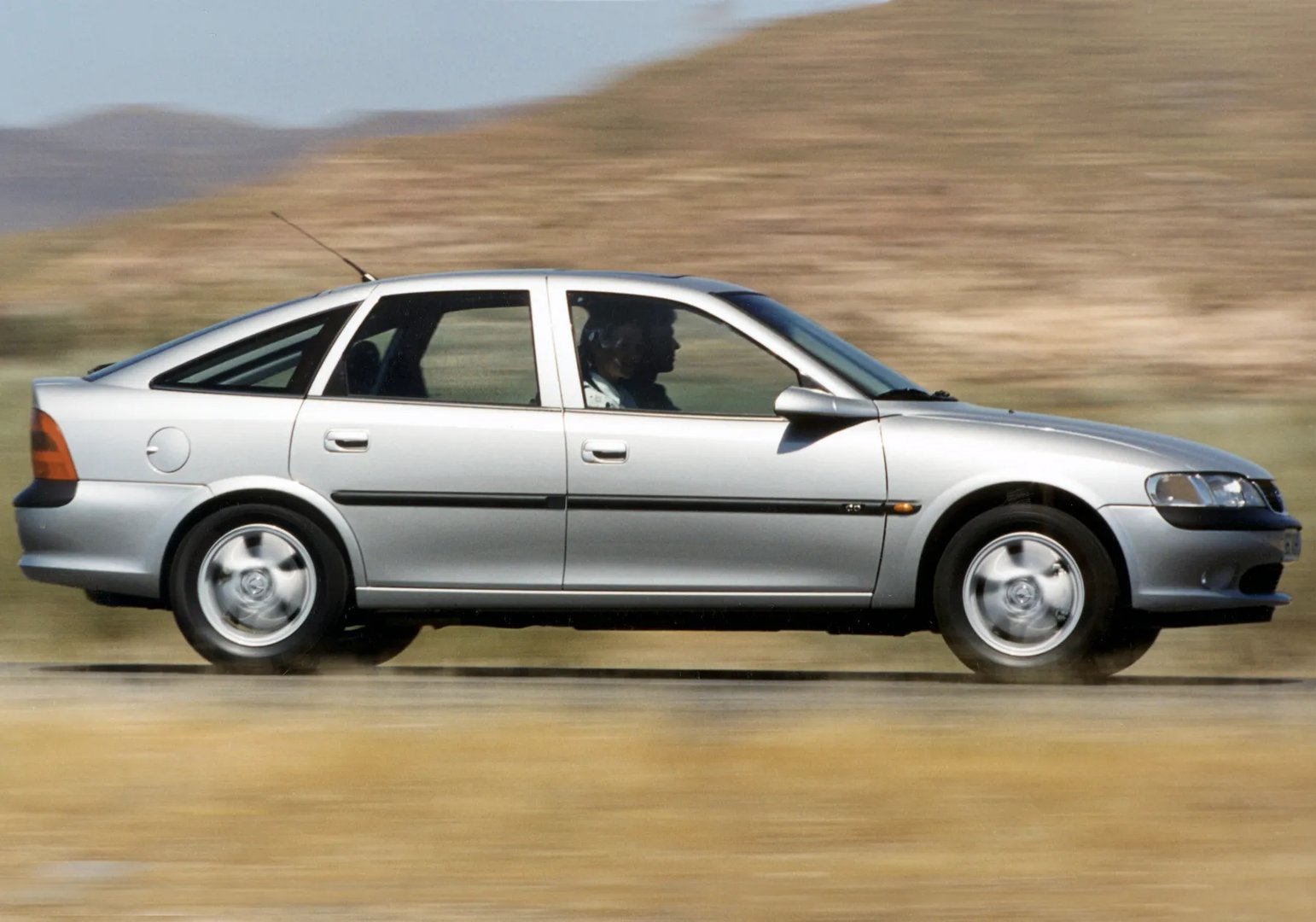 Opel_Vectra_2_generation__Liftback__10.jpg