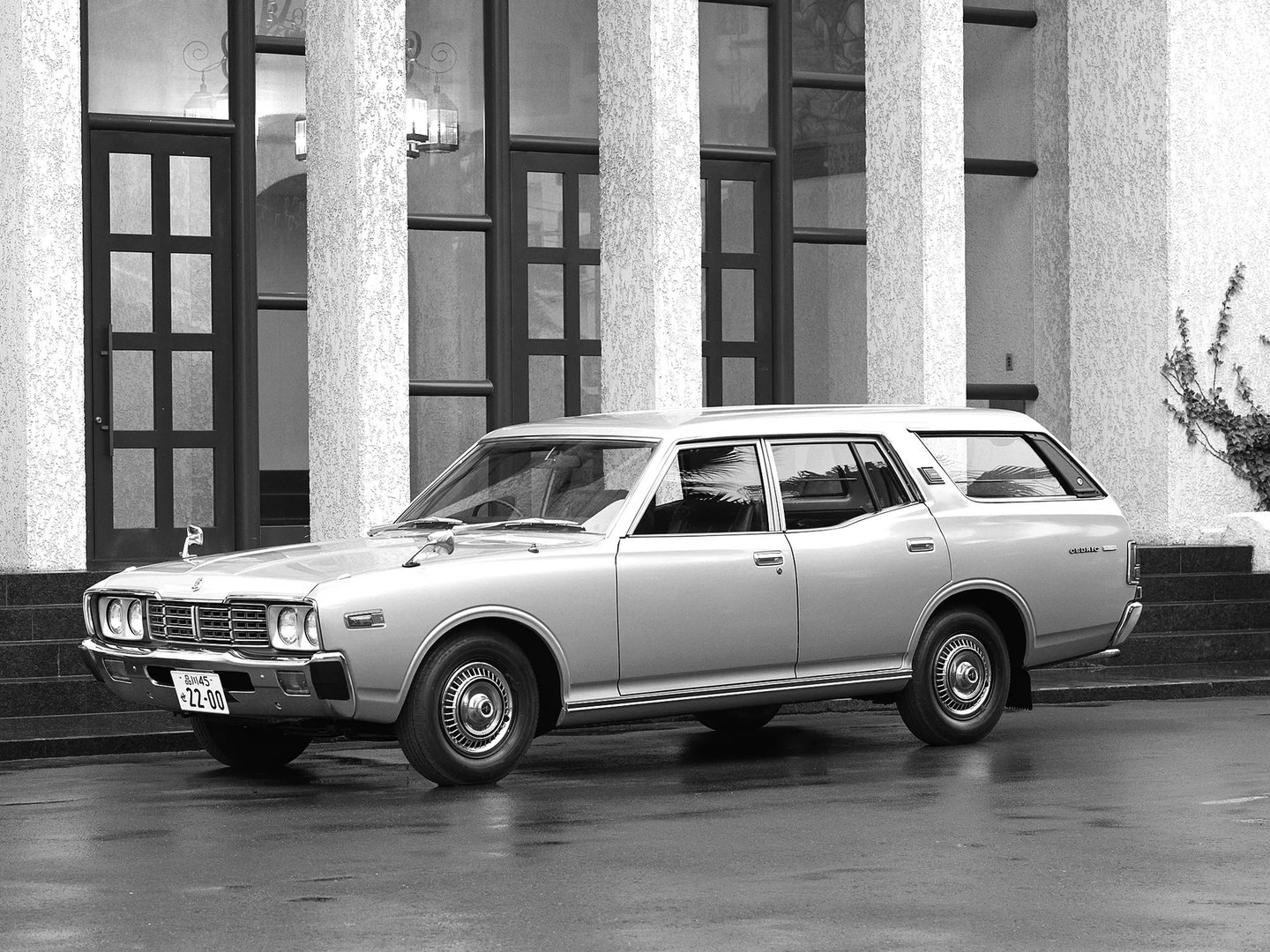 Nissan_Cedric_4_generation__Estate_5-door__2.jpg