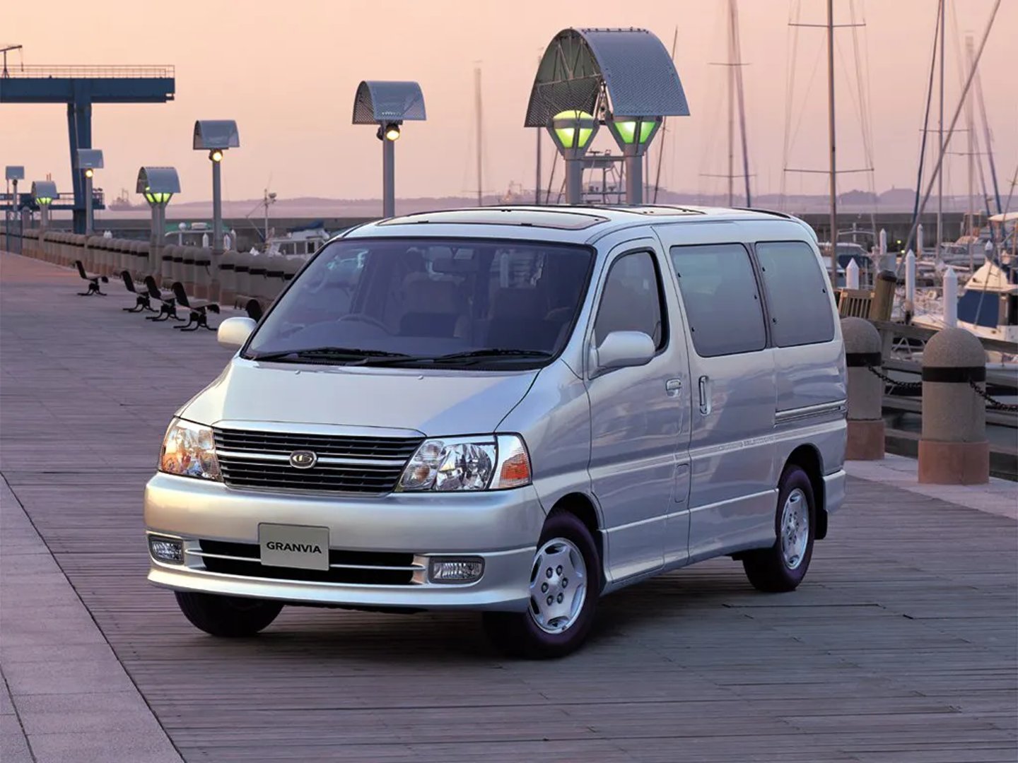 Toyota_Granvia_1_generation__Minivan__1.jpg