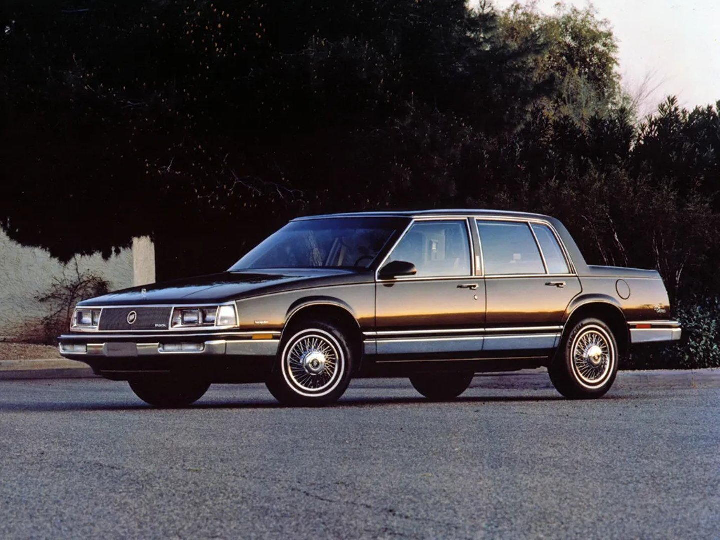 Buick_Electra_6_generation__Sedan__1.jpg