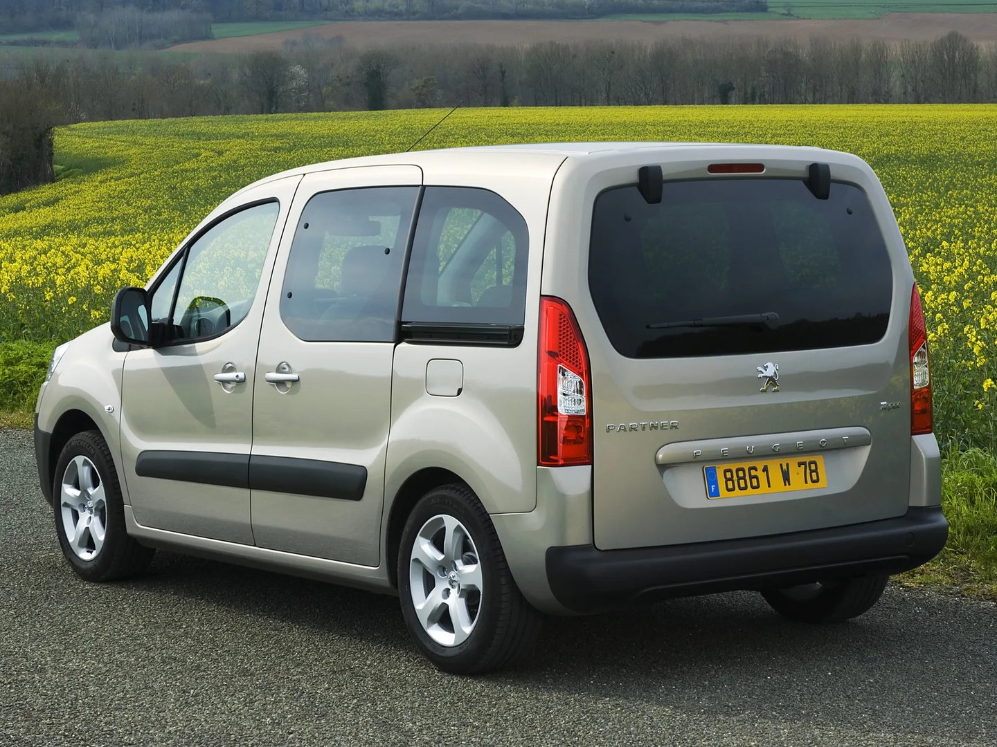 Peugeot_Partner_2_generation__Compact_Van__2.jpg