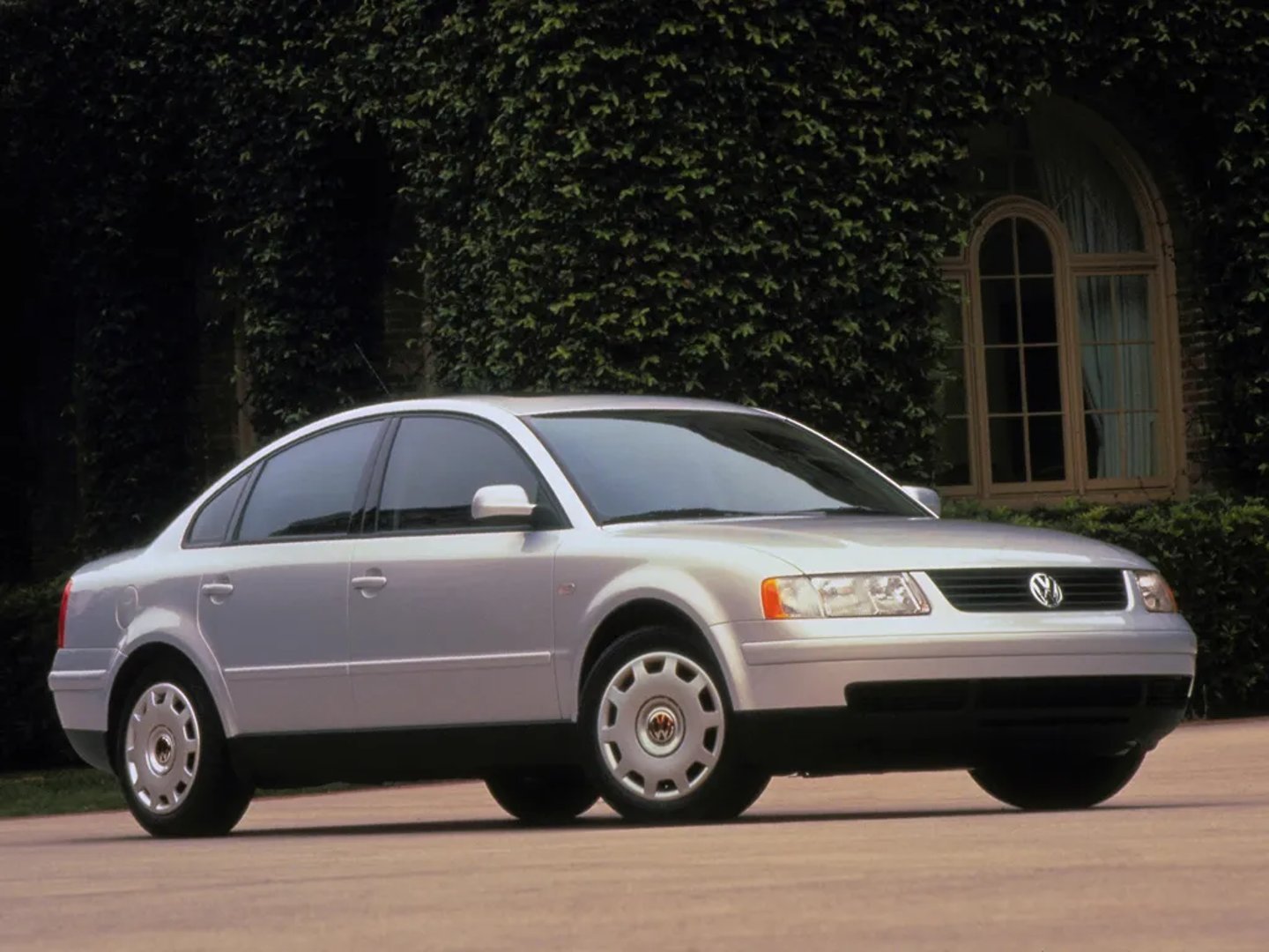 Volkswagen_Passat_5_generation__Sedan__6.jpg
