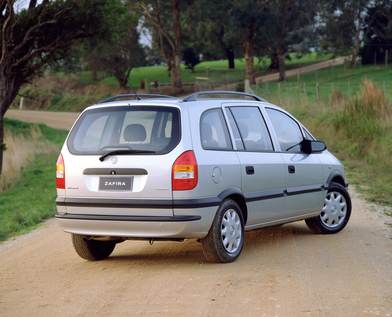 Holden_Zafira_1_generation__Compact_Van__6.jpg