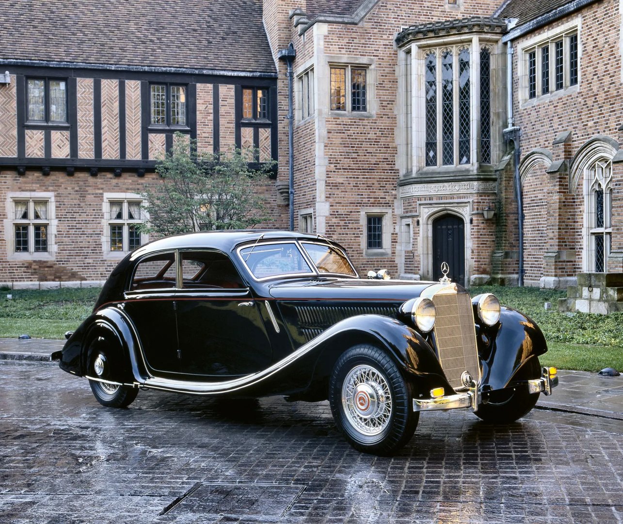 Mercedes_W142_1_generation__Sedan__1.jpg