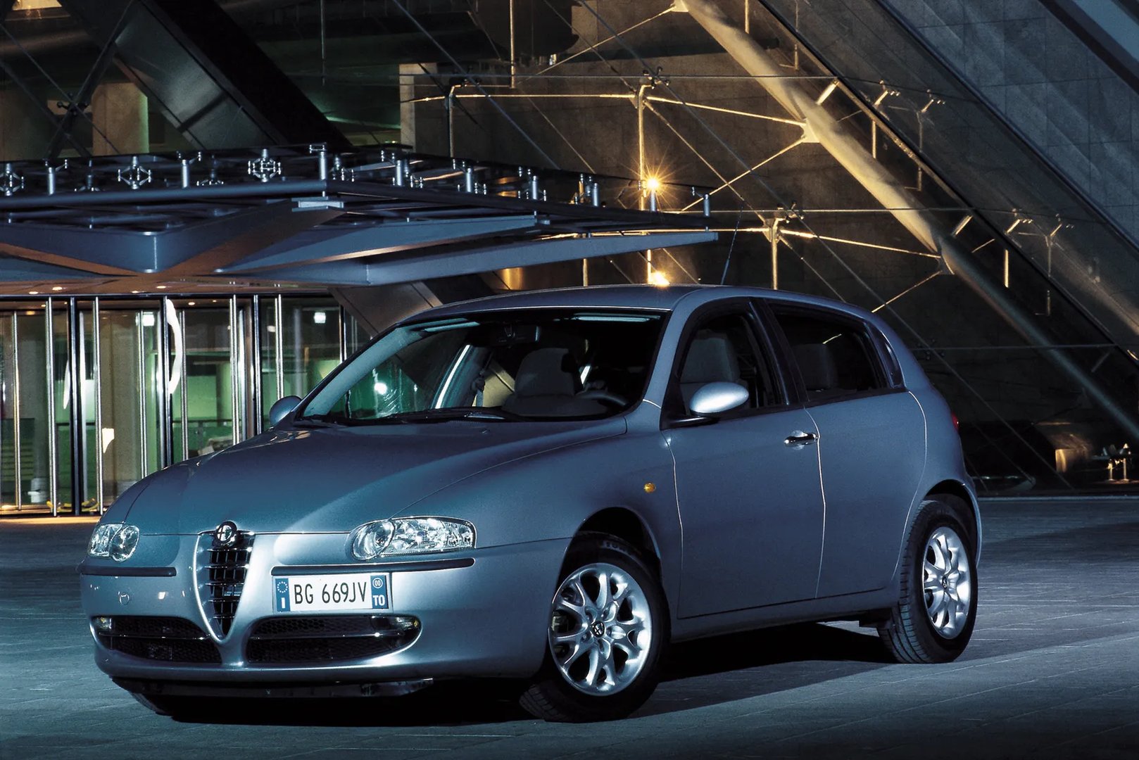 Alfa Romeo_147_1_generation__Hatchback_5-door__8.jpg