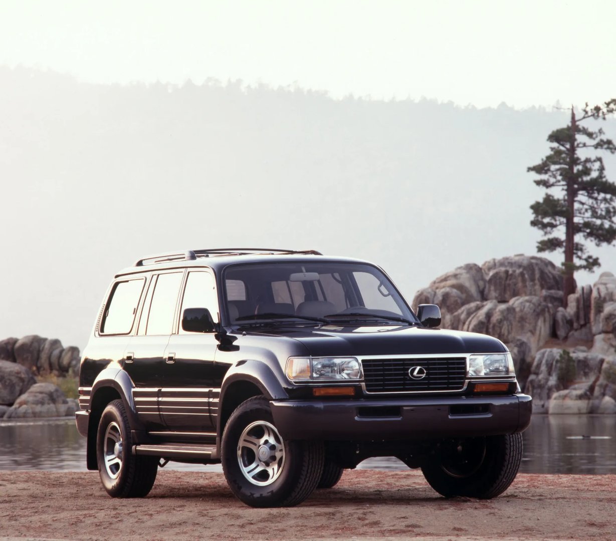 Lexus_LX_1_generation__SUV_5-doors__5.jpg
